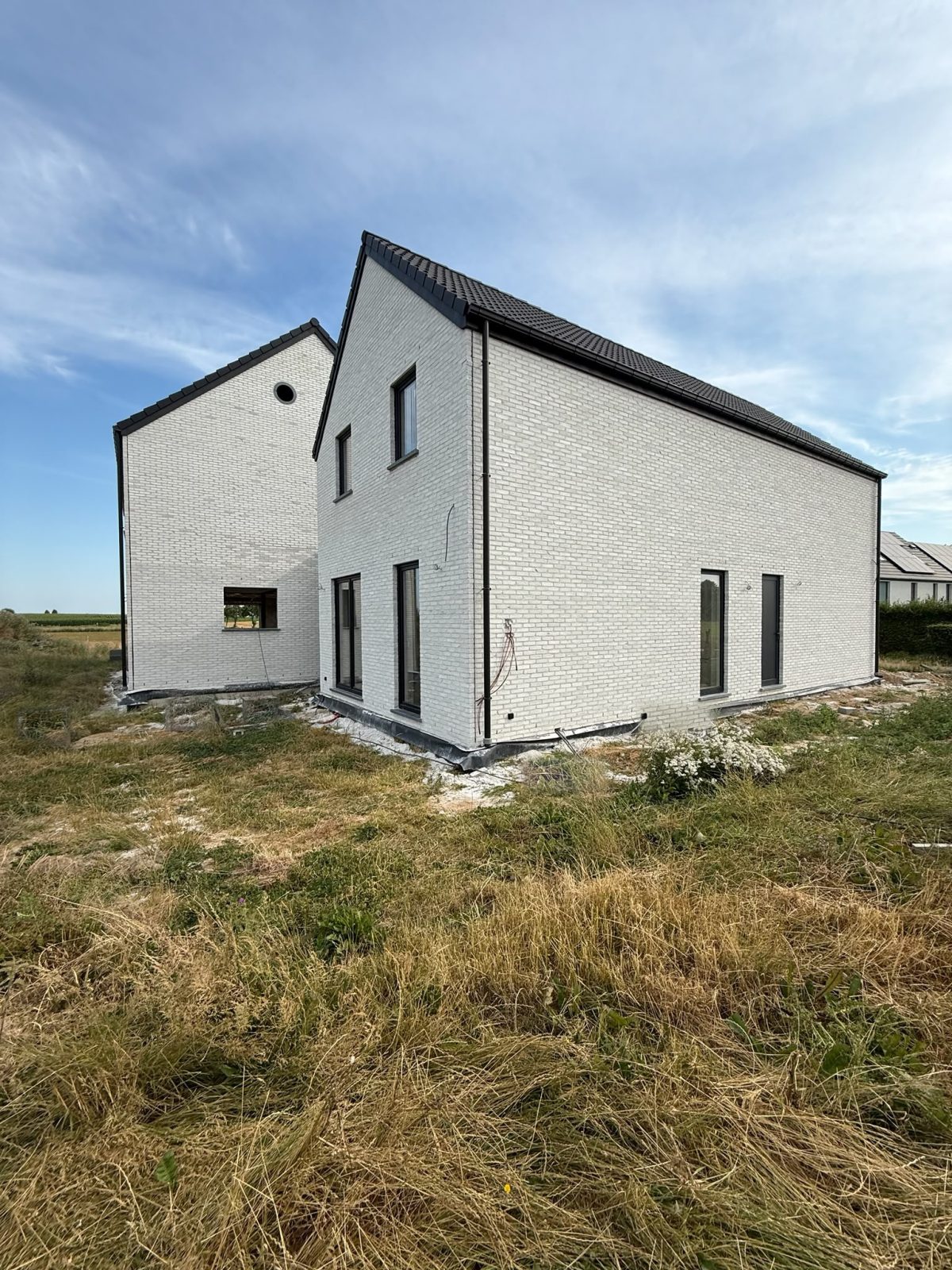 Volume principal et annexe — pignon et retour de façade